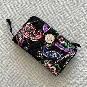 Quilted Vera Bradley floral wallet.🌺🌸🪷